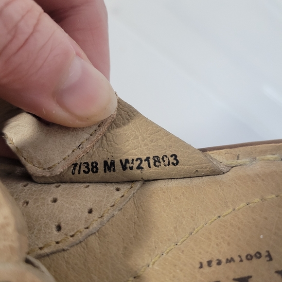 Womans Born Brown Leather Thong Flip flop Style W21803 Light brown Size 7/38 - Picture 8 of 9